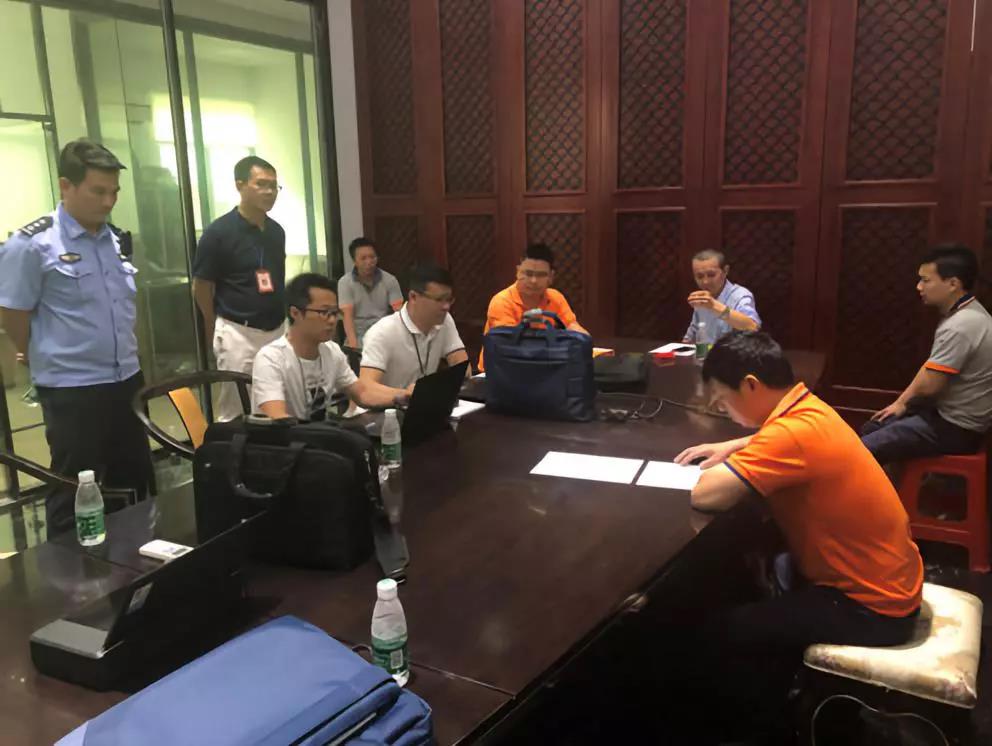 企業負責人接受調查