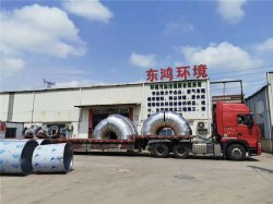 東鴻請來吊車發貨，一天發4車廢氣處理設備，車車都是17.5米大拖頭