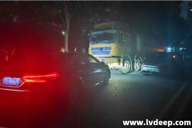 松山湖分局聯(lián)合城管分局連續(xù)蹲點(diǎn),截停偷排槽罐車